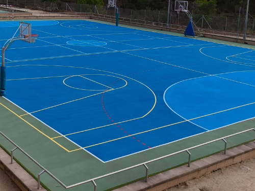 pistes poliesportives per a bàsquet, futbol i altres esports